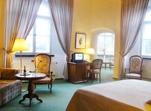 Hypo-allergenic bedding, minibar, in-room safe, individually furnished - Hotel Schloss Spyker (Glowe)