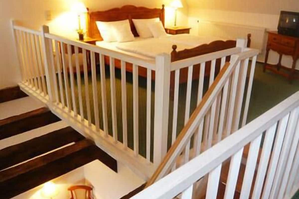 Maisonette Apartment (obere Etage über Treppe erreichbar) | Hypo-allergenic bedding available, minibar, in-room safe, desk