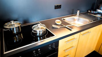 Habitación doble estándar, 1 cama Queen size | Cocineta privada | Refrigerador con congelador, parrilla de estufa y cafetera y tetera