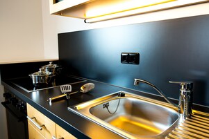 Quarto casal standard, 1 cama Queen | Cozinha americana privada | Cafeteira/chaleira, geladeira grande, cooktop, chaleira elétrica