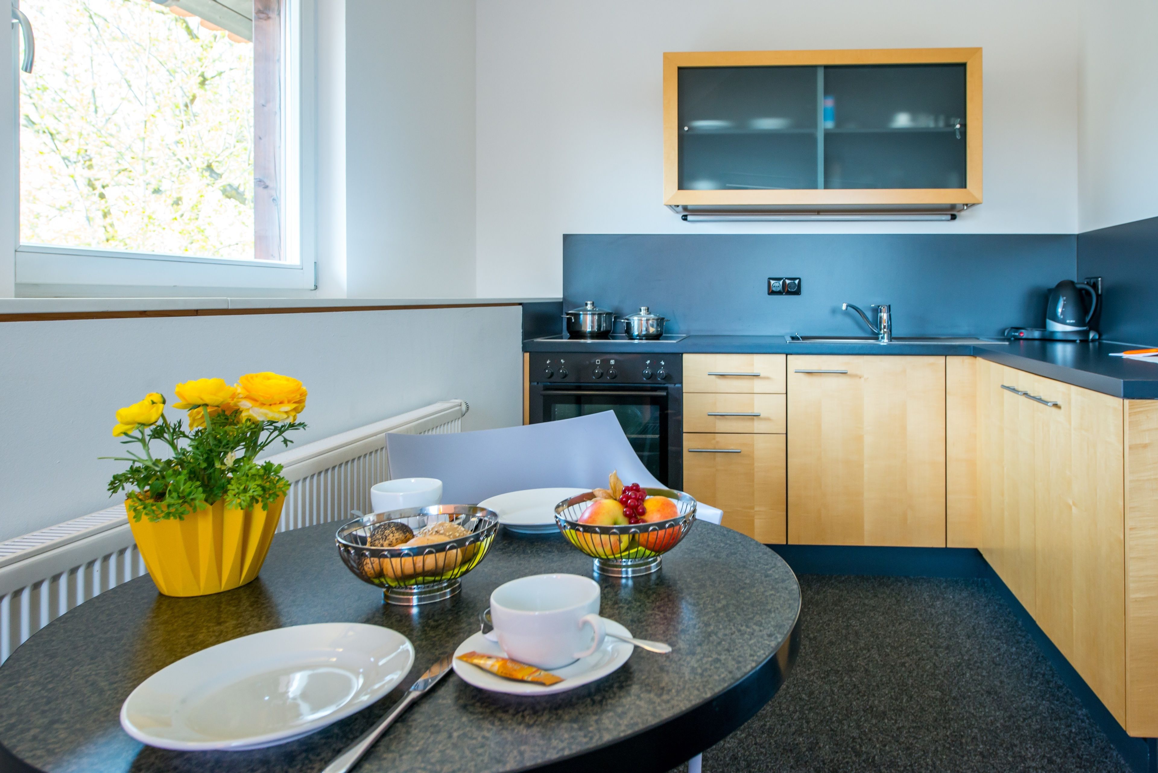 standard double room, 1 queen bed | in-room dining