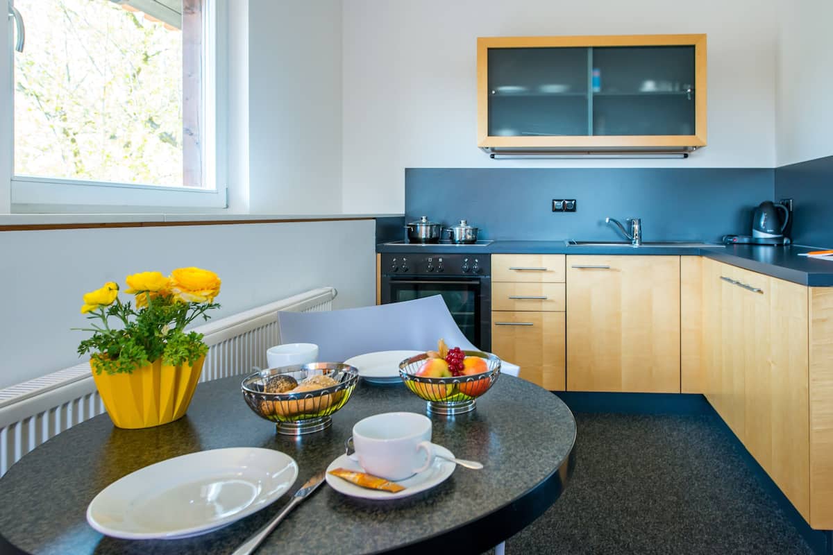 standard double room, 1 queen bed | in-room dining