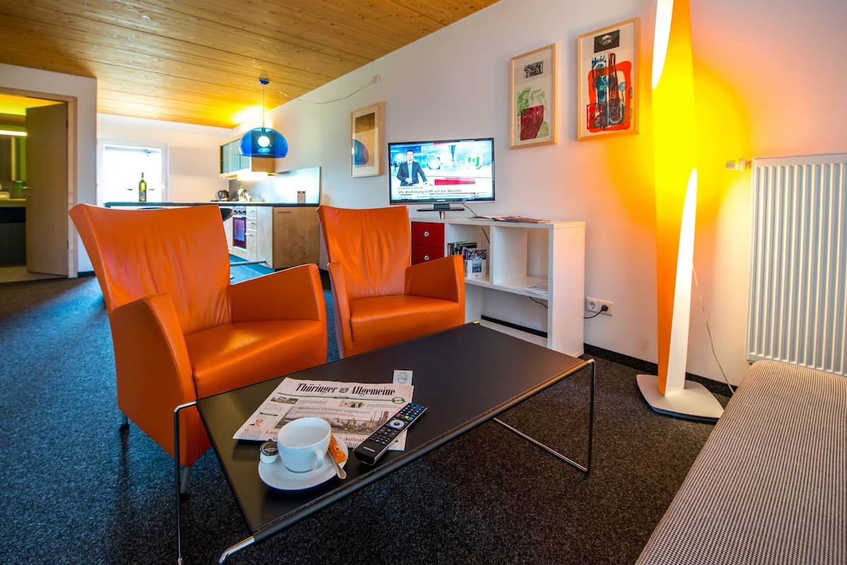 standard double room, 1 queen bed | living area | flat-screen tv