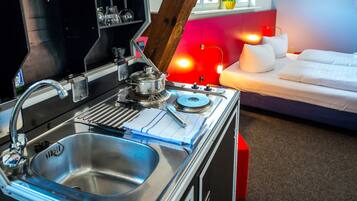 Standard-Einzelzimmer | Eigene Kochnische | Großer Kühlschrank, Herdplatte, Wasserkocher mit Kaffee-/Teezubehör