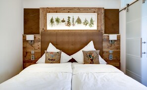 Standard Double Room (Landhaus) | Free cribs/infant beds, rollaway beds, free WiFi, bed sheets - Hotel Augustin (Staffelstein)