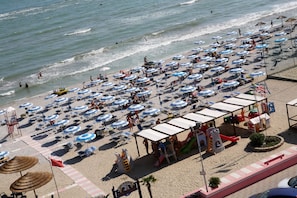 A beach with numerous umbrellas and sun loungers. - Abbazia Club Hotel Marotta (Mondolfo)