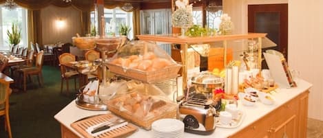 Free daily buffet breakfast