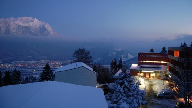 A hotel with a view of snow-covered mountains and a clear sky. - Hotel Alvier (Wartau)