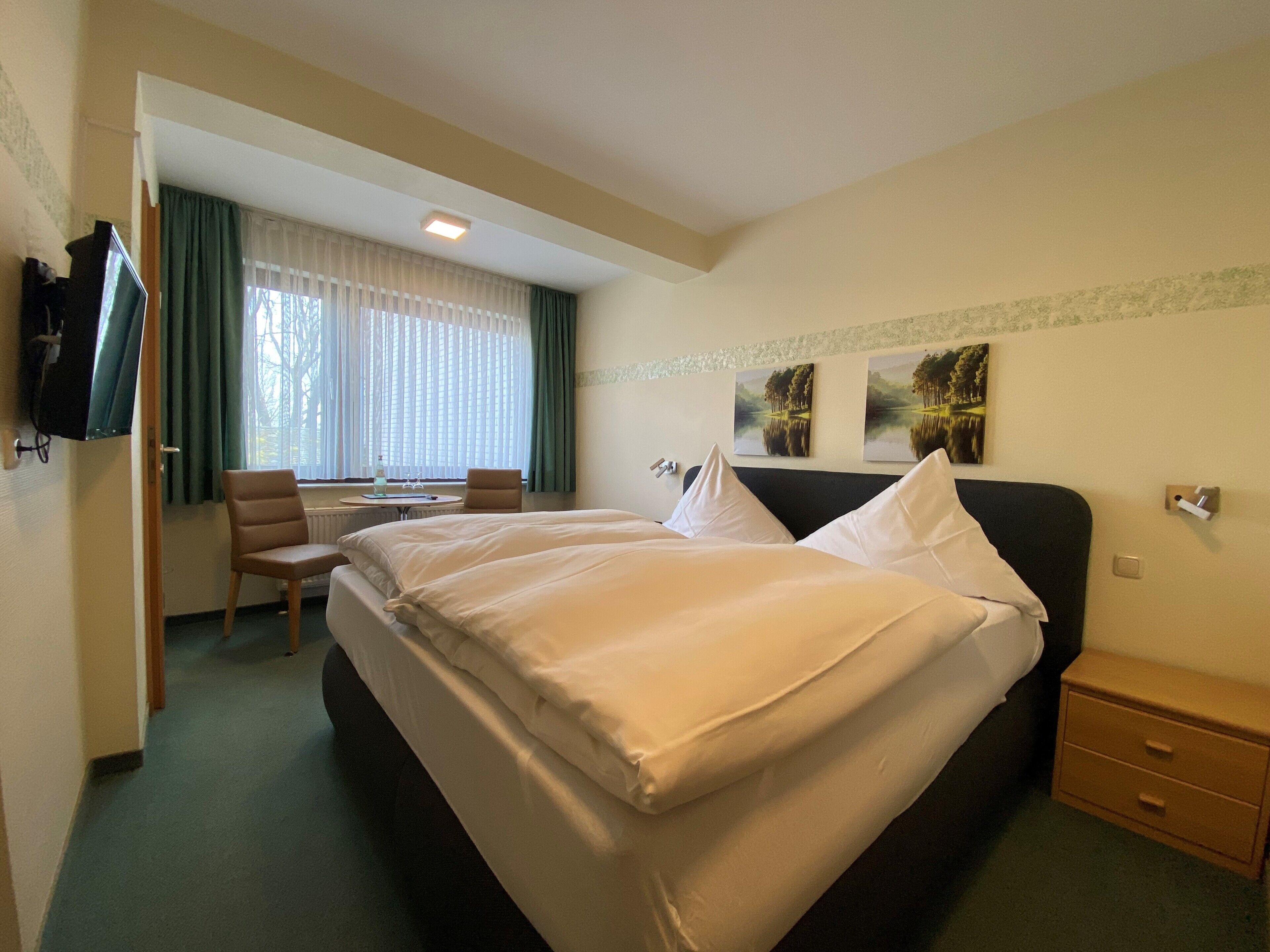 Escritorio, wifi gratis y ropa de cama 