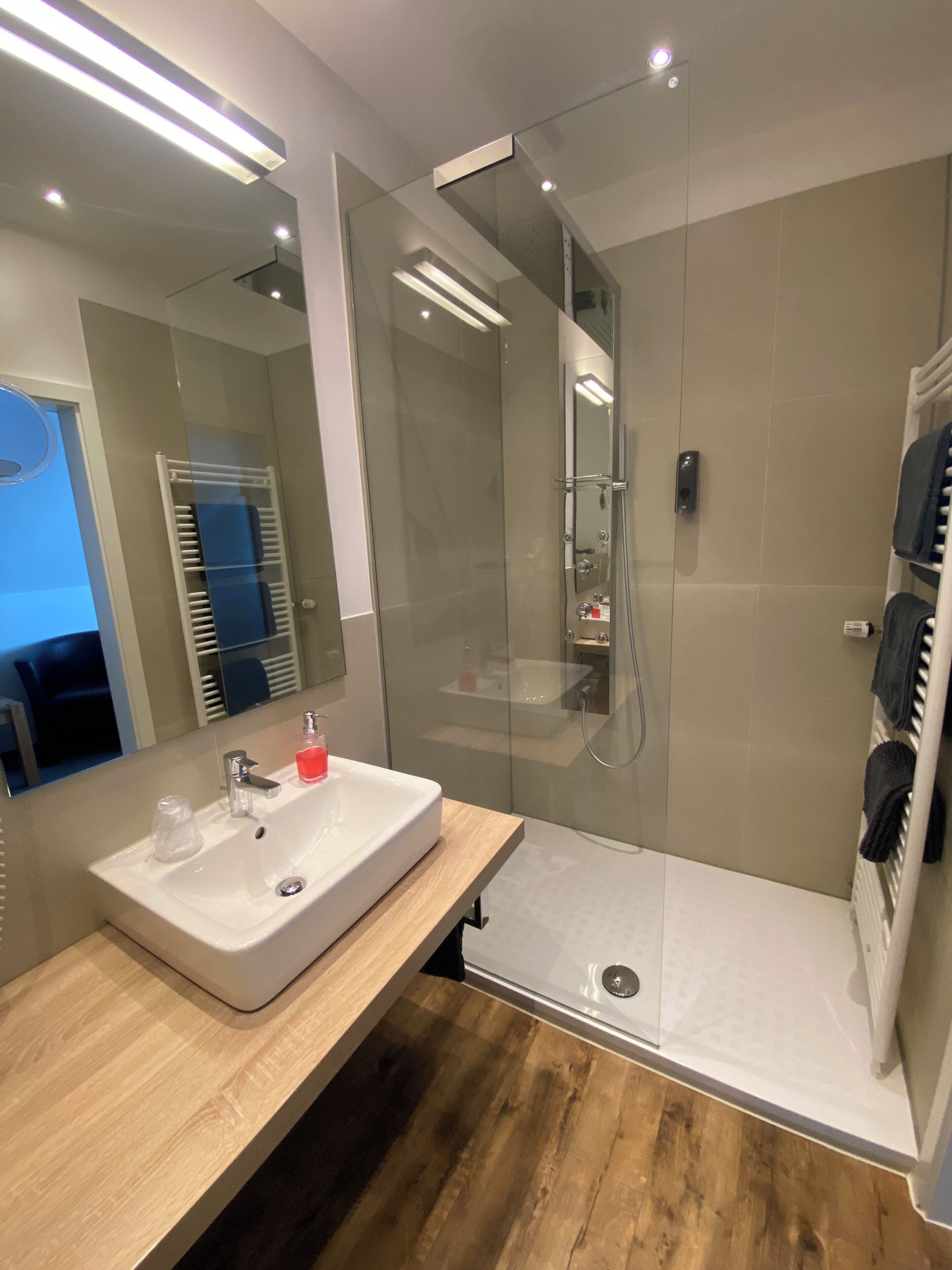 Comfort-Doppelzimmer | Badezimmer | Dusche, kostenlose Toilettenartikel, Haartrockner, Handtücher