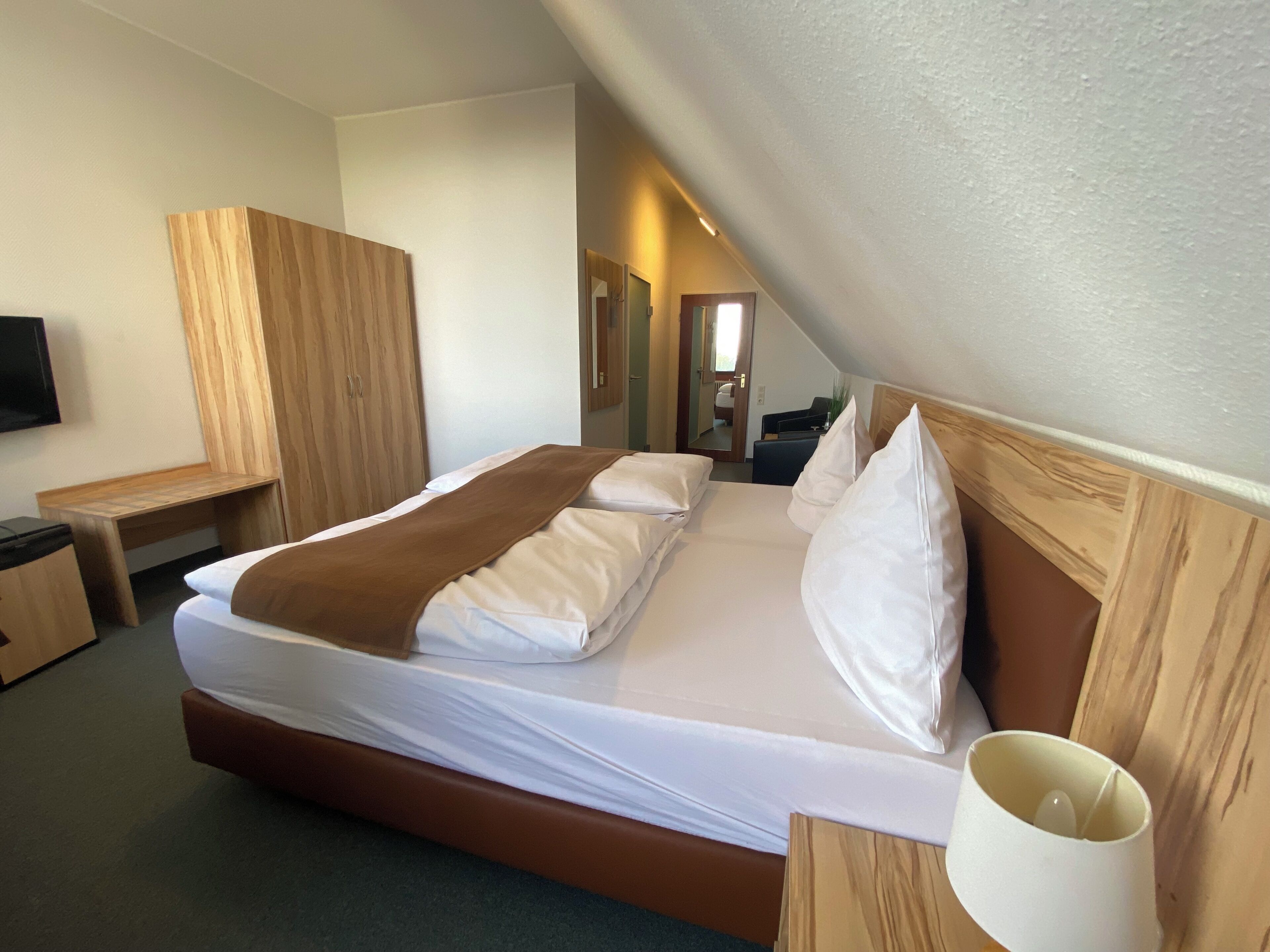 Habitación Confort doble | Escritorio, wifi gratis, ropa de cama