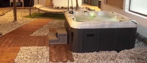 Indoor spa tub
