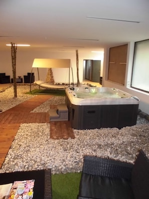 Indoor spa tub - Hotel Roeb (Nideggen)