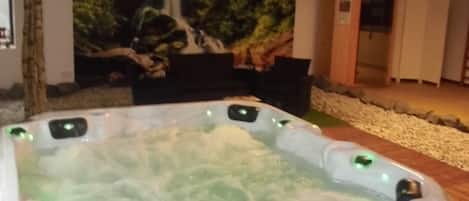 Indoor spa tub
