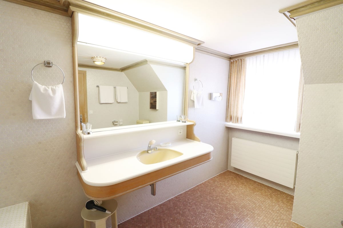 superior double room | bathroom | shower, towels
