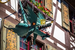 A decorative dragon ornament attached to a building facade. - Hotel Drachenburg & Waaghaus (Gottlieben)