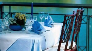 Mesa lista para comer con vista a un lago.