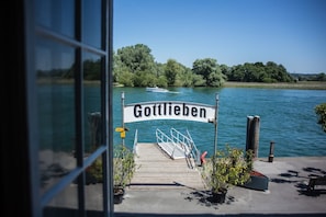 A dock with a sign reading "Gotthlieben" leading to a body of water with a boat. - Hotel Drachenburg & Waaghaus (Gottlieben)