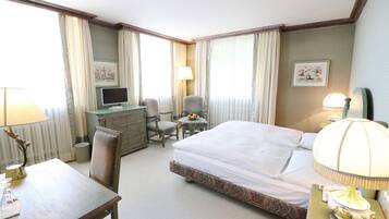 Premium bedding, desk, cribs (surcharge), WiFi (free)