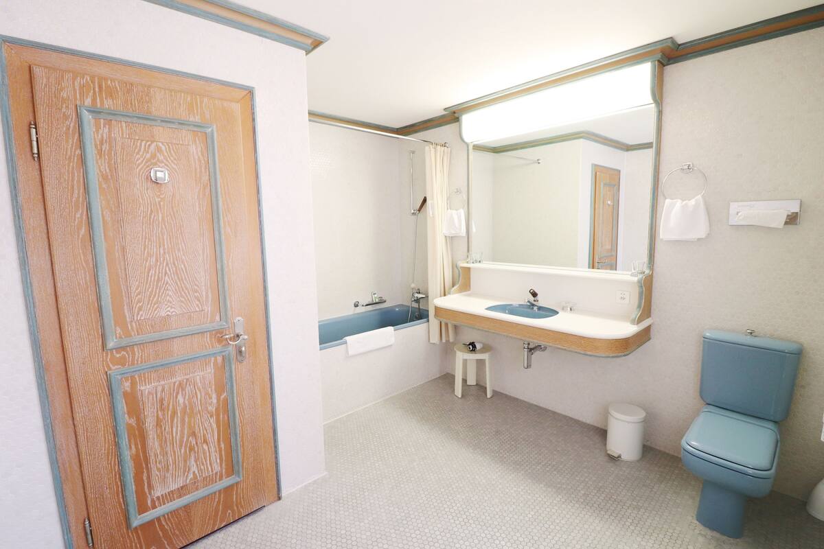 superior double room | bathroom | shower, towels