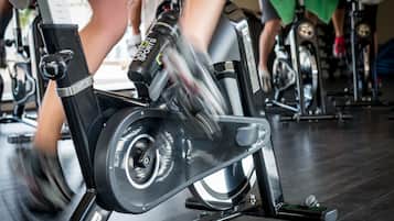 Una bicicleta estática en un gimnasio, con pantalla digital y manillares.
