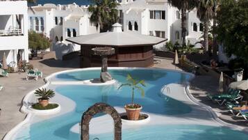 2 outdoor pools, pool loungers