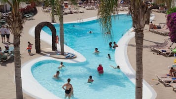 2 piscines extérieures, chaises longues