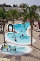 2 outdoor pools, pool loungers