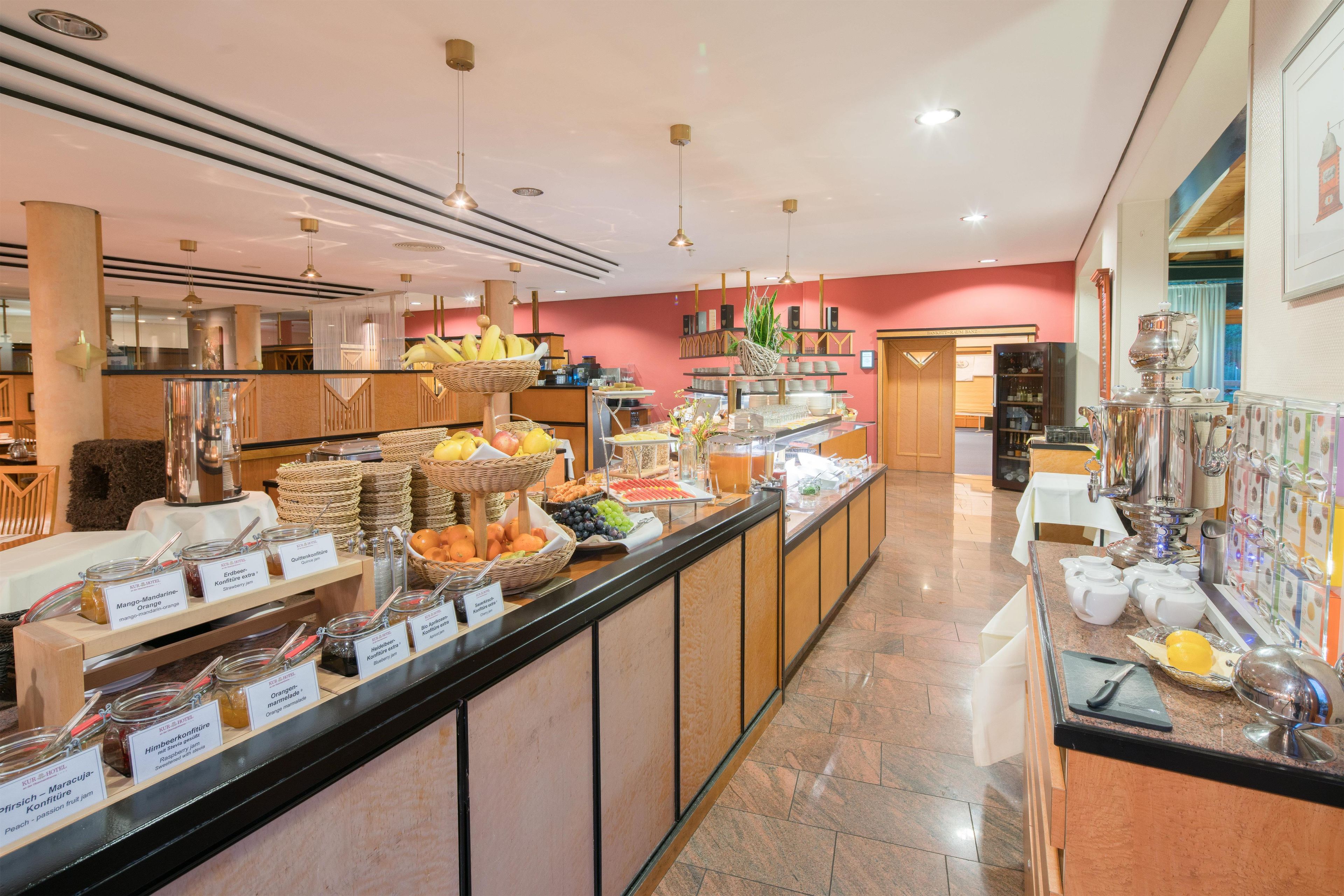 Un espace buffet proposant divers plats et accompagnements.