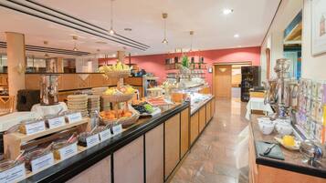 Un espace buffet proposant divers plats et accompagnements.