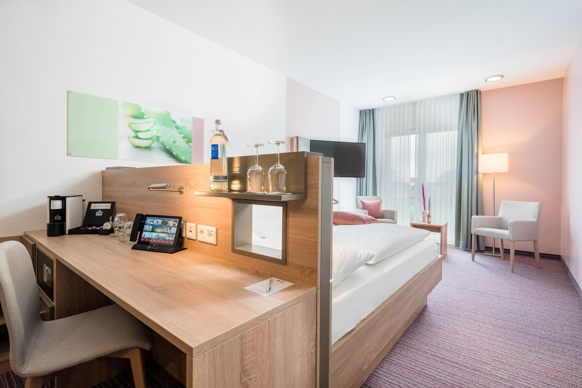 Standard Room, 1 Katil Ratu (Queen) (Larger Room) | 1 bilik tidur, cadar kapas Mesir, peralatan tempat tidur premium 