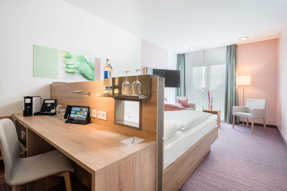 Standard Room, 1 Queen Bed (Larger Room)