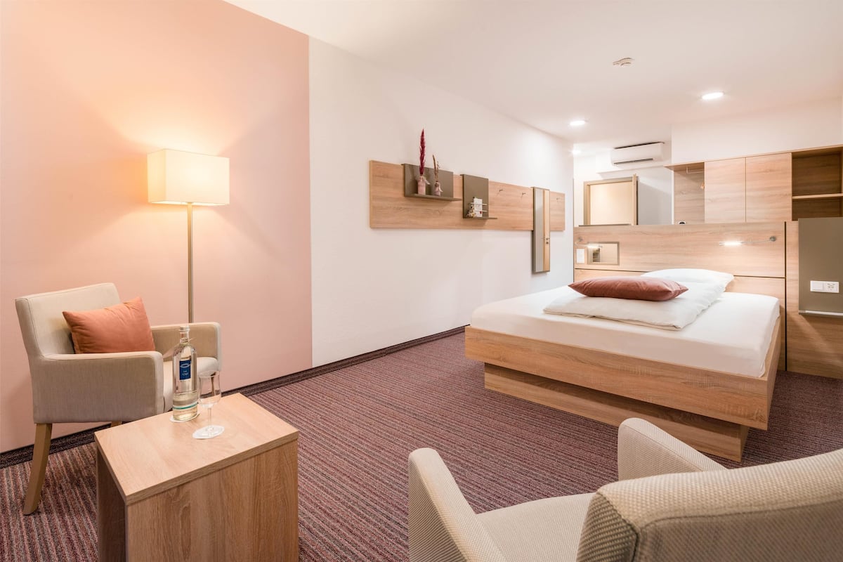 Standard Room, 1 Queen Bed (Larger Room) | 1 bedroom, Egyptian cotton sheets, premium bedding, down duvets