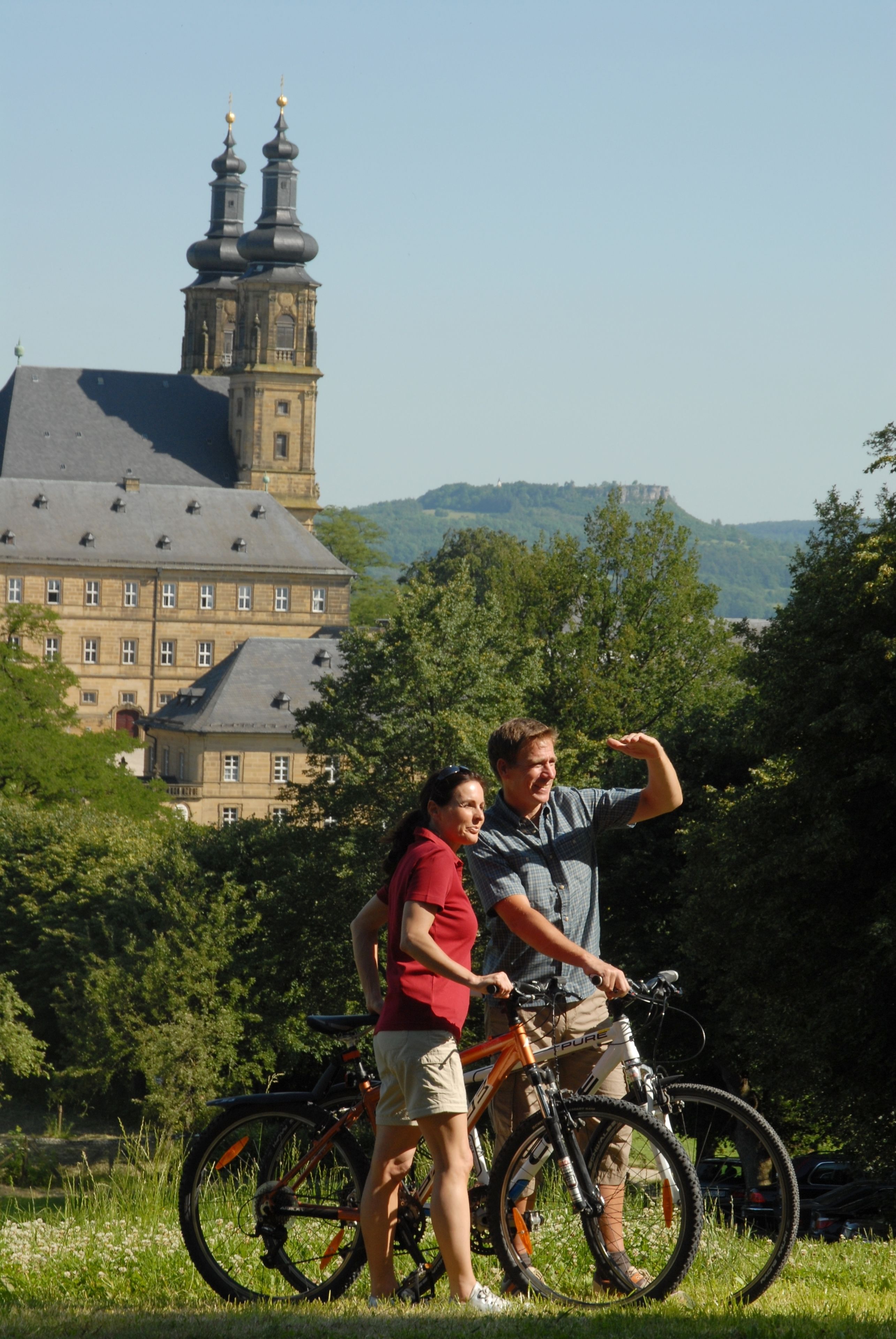 Ein historisches Gebäude mit einem markanten Turm und einem weitläufigen Innenhof.