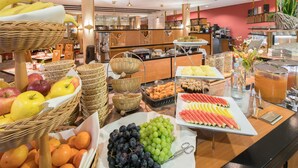 A buffet with various fruits and beverages. - Best Western Plus Kurhotel an der Obermaintherme (Staffelstein)