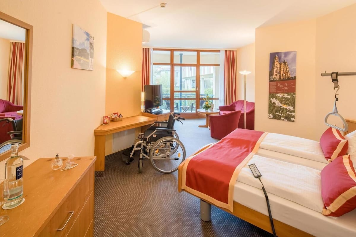 1 bedroom, Egyptian cotton sheets, premium bedding, down duvets