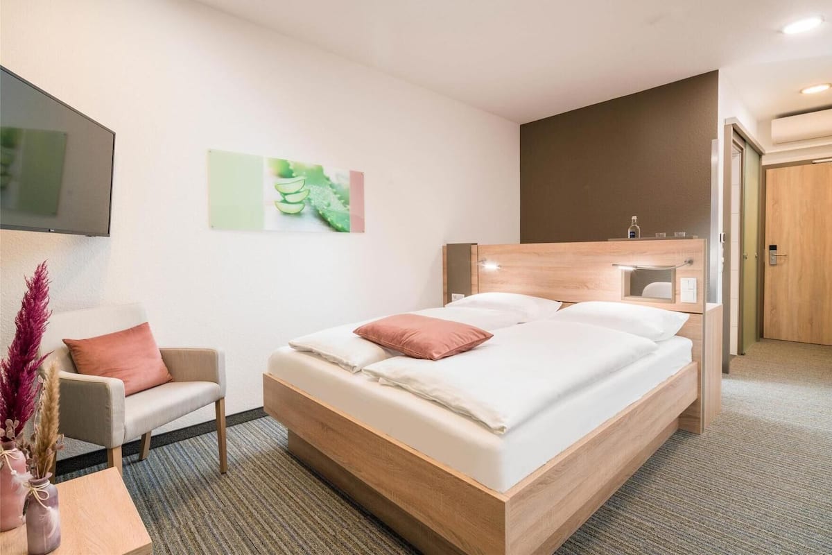 1 bedroom, Egyptian cotton sheets, premium bedding, down duvets