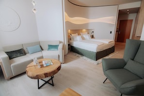 Junior Double Room, 1 Katil Ratu (Queen), Balcony | 1 bilik tidur, cadar kapas Mesir, peralatan tempat tidur premium 