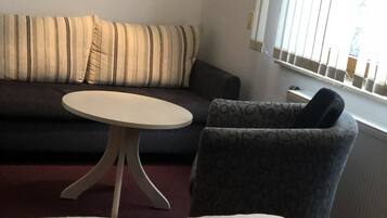 Comfort-Doppelzimmer | Wohnbereich | LED-Fernseher