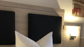 Double Room Single Use | Desk, blackout drapes, WiFi (free), bed sheets - Hotel Scirocco (Baunatal)