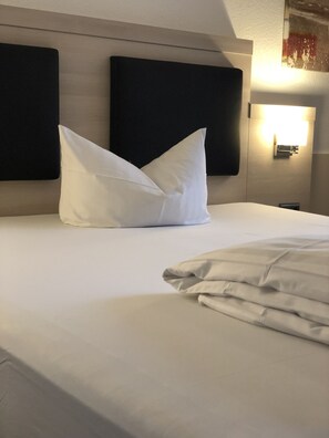 Double Room Single Use | Desk, blackout curtains, free WiFi, bed sheets - Hotel Scirocco (Baunatal)