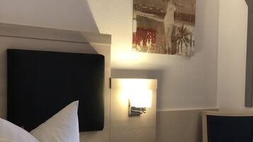 Bureau, rideaux occultants, Wi-Fi gratuit, draps fournis