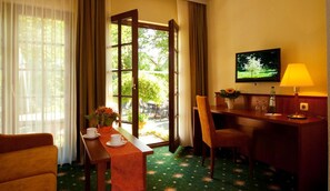 Junior Suite | In-room safe, desk, blackout curtains, free WiFi - Hotel Restaurant Sonnenhof (Weyerbusch)