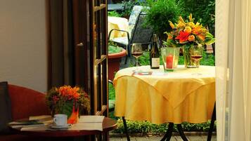 Junior Suite | In-room safe, desk, blackout drapes, free WiFi