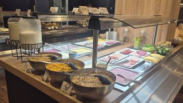 Tägliches Frühstücksbuffet gegen Gebühr