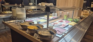 Petit déjeuner buffet servi tous les jours en supplément