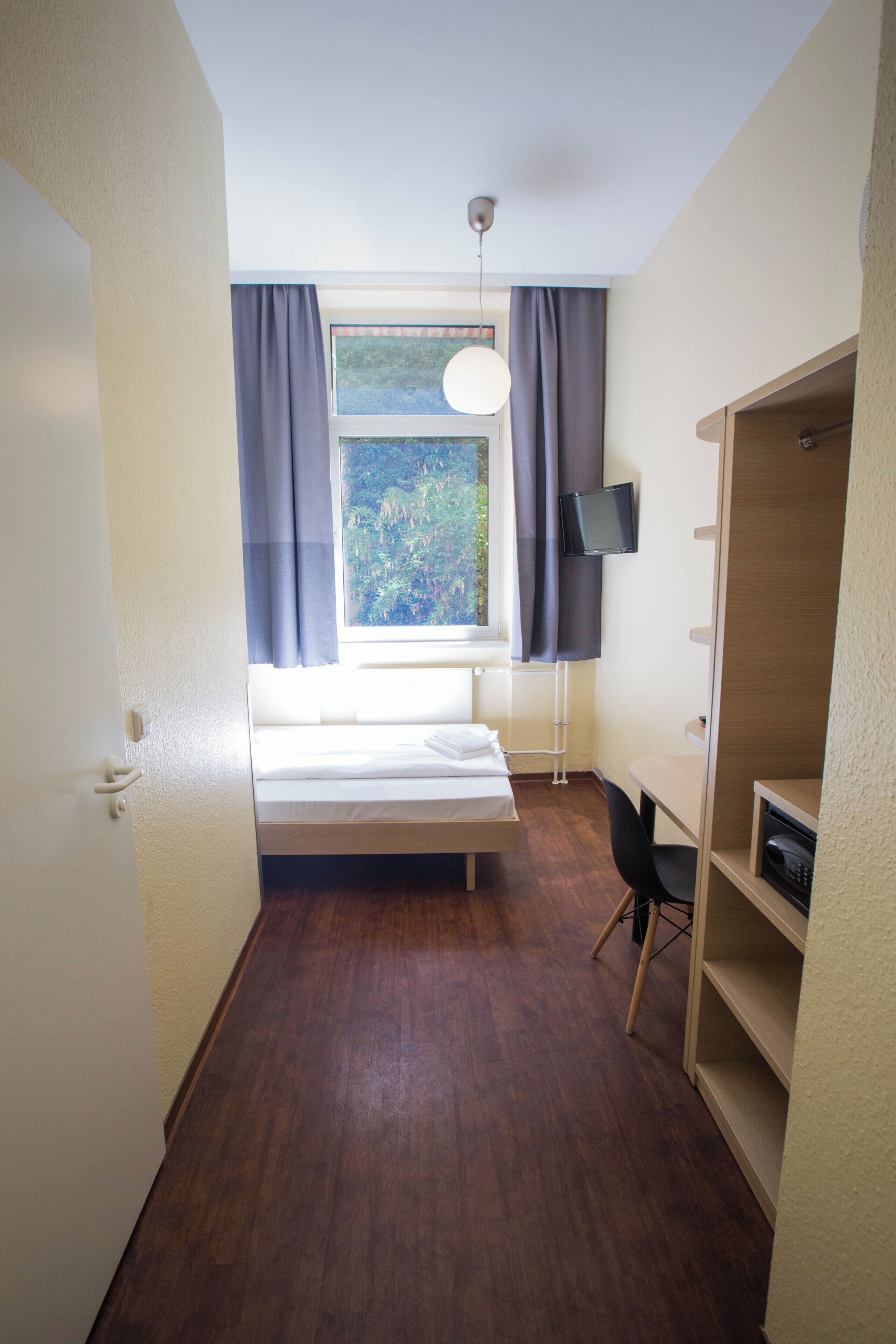 Ropa de cama hipoalergénica, caja fuerte, escritorio y cortinas opacas