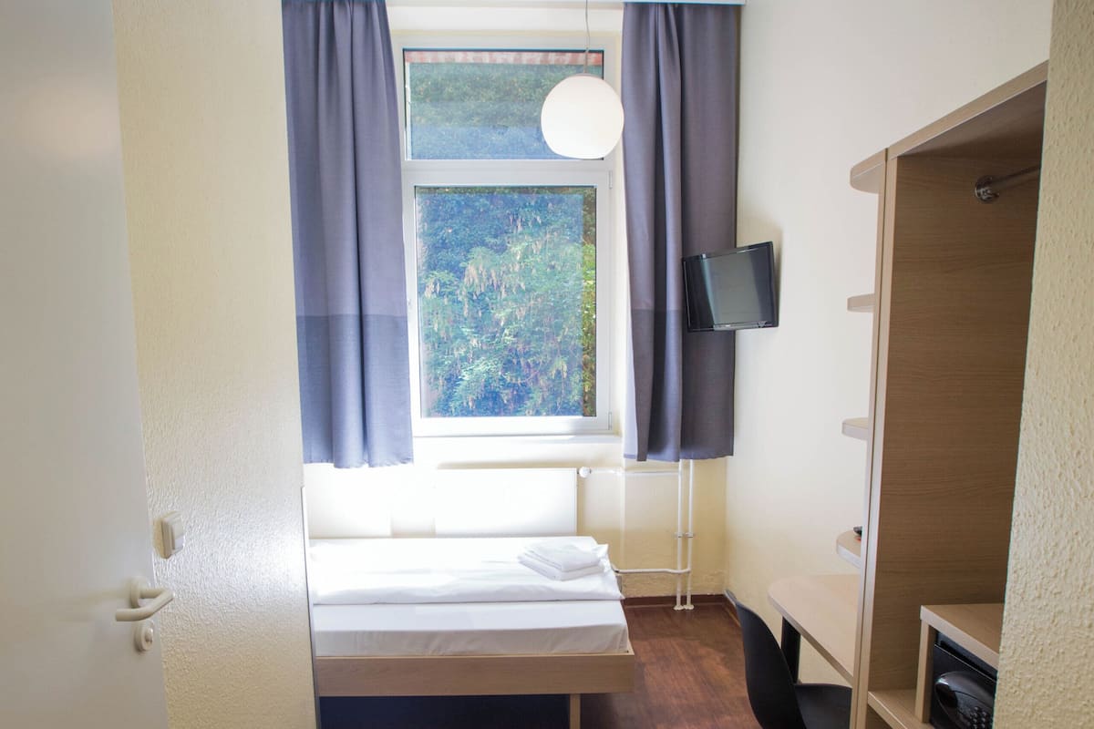 Ropa de cama hipoalergénica, caja fuerte, escritorio y cortinas opacas