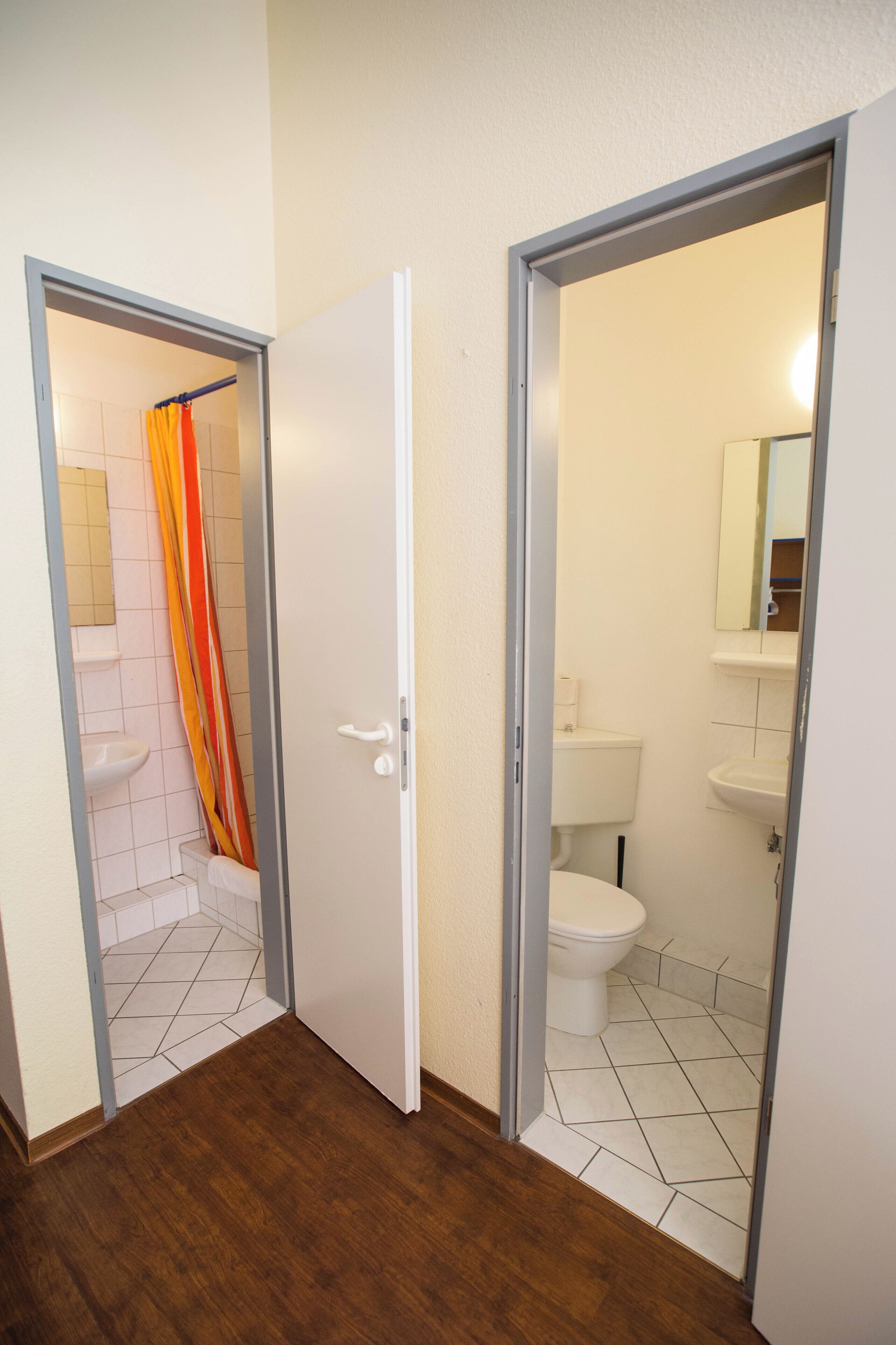 Ein Badezimmer mit Toilette, Waschbecken und Duschvorhang.