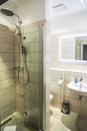 Quarto casal standard, para não fumantes, ar-condicionado | Banheiro | Chuveiro, toalhas de banho, sabonete, shampoo